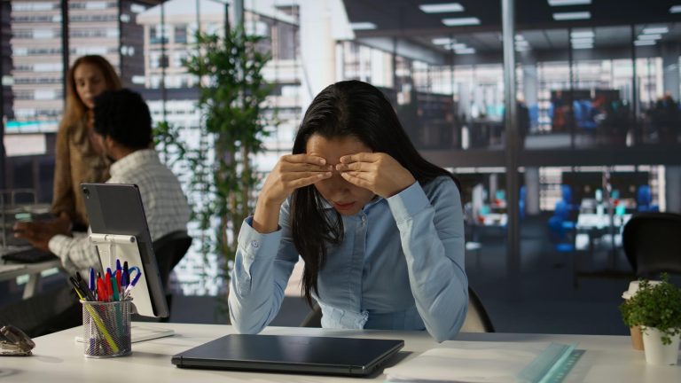 Πώς να Προλάβετε το Φθινοπωρινό Burnout: Συμβουλές για την Ψυχική Σας Υγεία