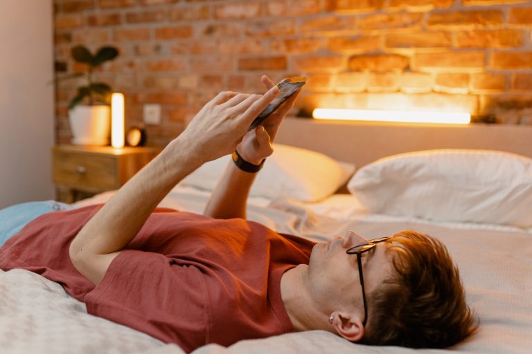Digital Detox & Ευεξία: Πώς η αποσύνδεση βελτιώνει την ψυχική υγεία, τον ύπνο και την παραγωγικότητά σου