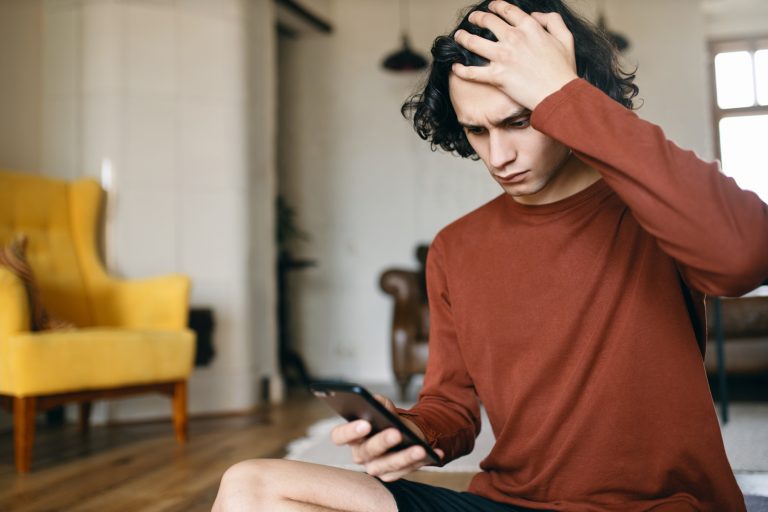 Social media & στρες: Πώς επηρεάζει την ανδρική ψυχολογία