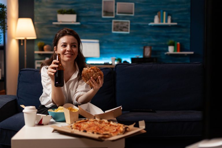 Πως το βραδινό snacking επηρεάζει την πέψη