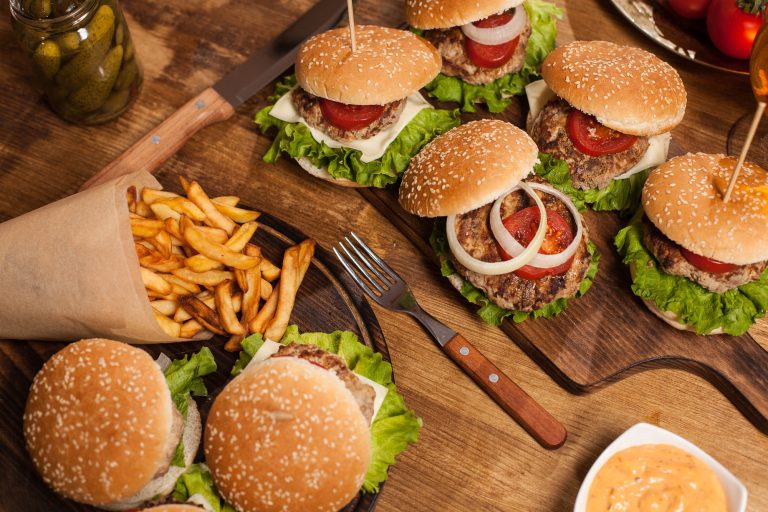 Γιατί το fast food συχνά δεν ικανοποιεί την πείνα