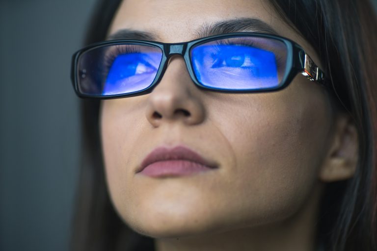 Γιατί το μπλε φως είναι λιγότερο επιβλαβές από όσο πιστεύουμε