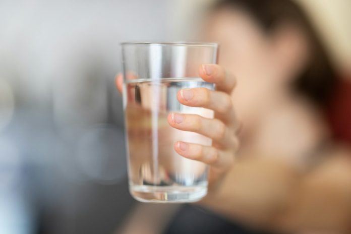 Ποτήρι με καθαρό νερό για καθημερινή ενυδάτωση